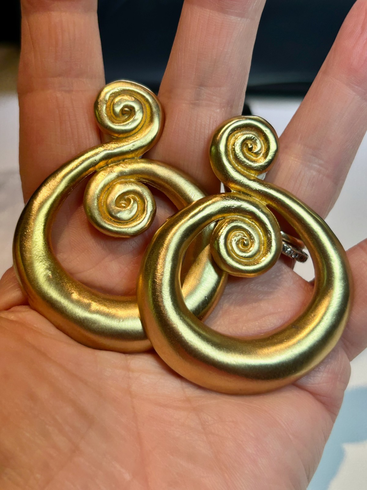 VINTG KENNETH JAY LANE MATTE SATIN GOLD LARGE SWIRL HOOP CLIP ON EARRINGS SIGNED