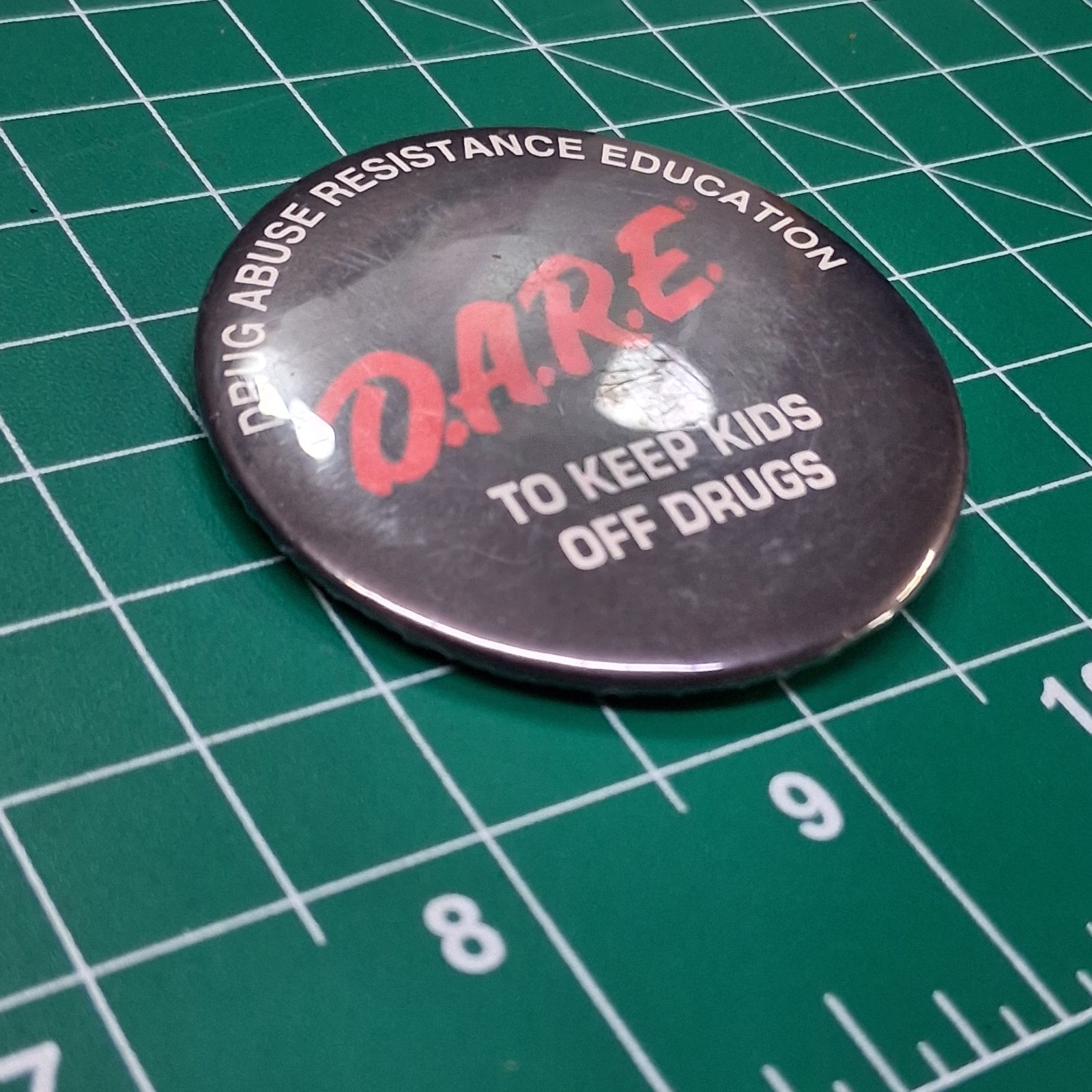 Vintage D.A.R.E. To Keep Kids Off Drugs Black Round Pinback Button Pin