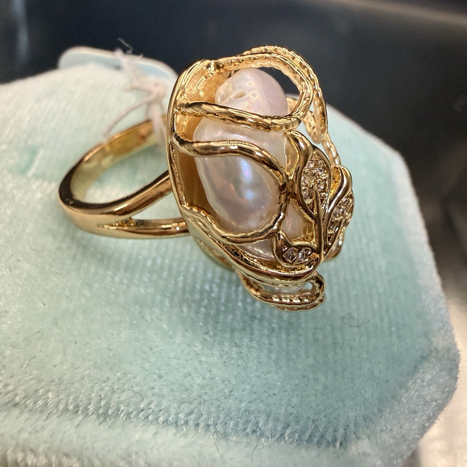 La Meno Stunning Baroque Pearl Ring Adjustable US 6, 7, 8, Brand New In Gift Box