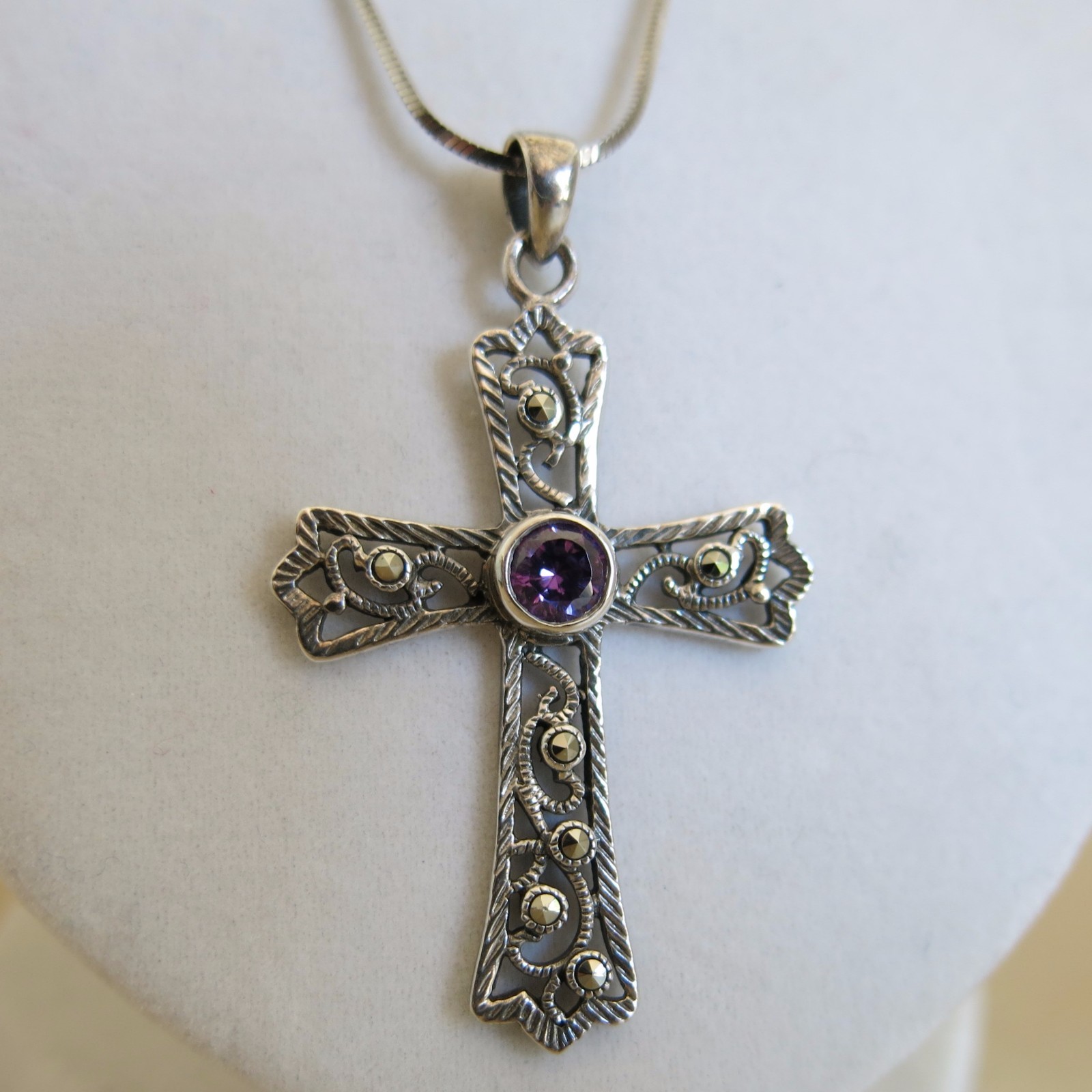 Sterling Cross with Purple Amethyst & Marcasite Pendant & 18 in Chain 9.0g[3338]
