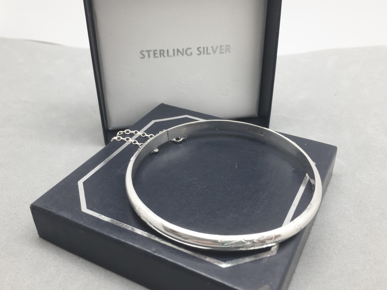 Sterling Silver Designer SU Hinged Locking Bangle Bracelet 5mm Wide 5.7 Gr New