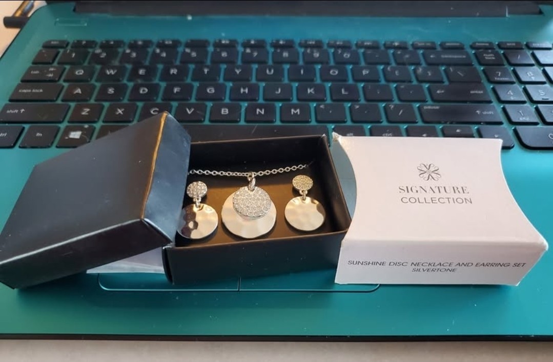 Avon Sunshine Disc Necklace & Earring Set in Silvertone (NEW) no longer sold