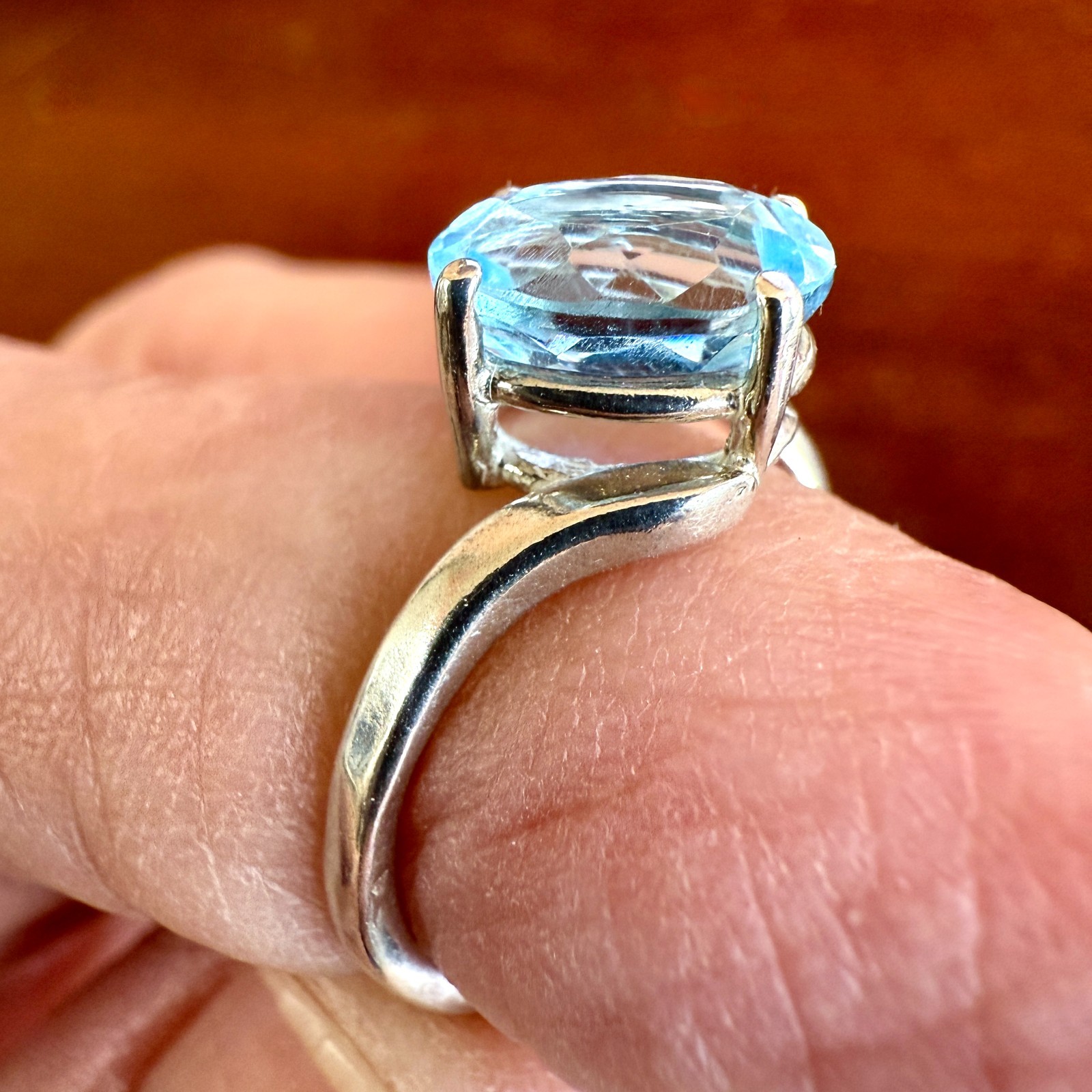 .925 2.4 grams Sterling Silver 9x7mm oval sky Blue Topaz ring Size 6.25