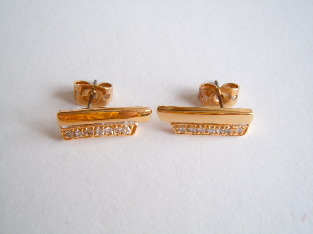 Earrings Studs Clear Stones Metal Gold Tone 1.6 G/1.5 X 0.5 Cm