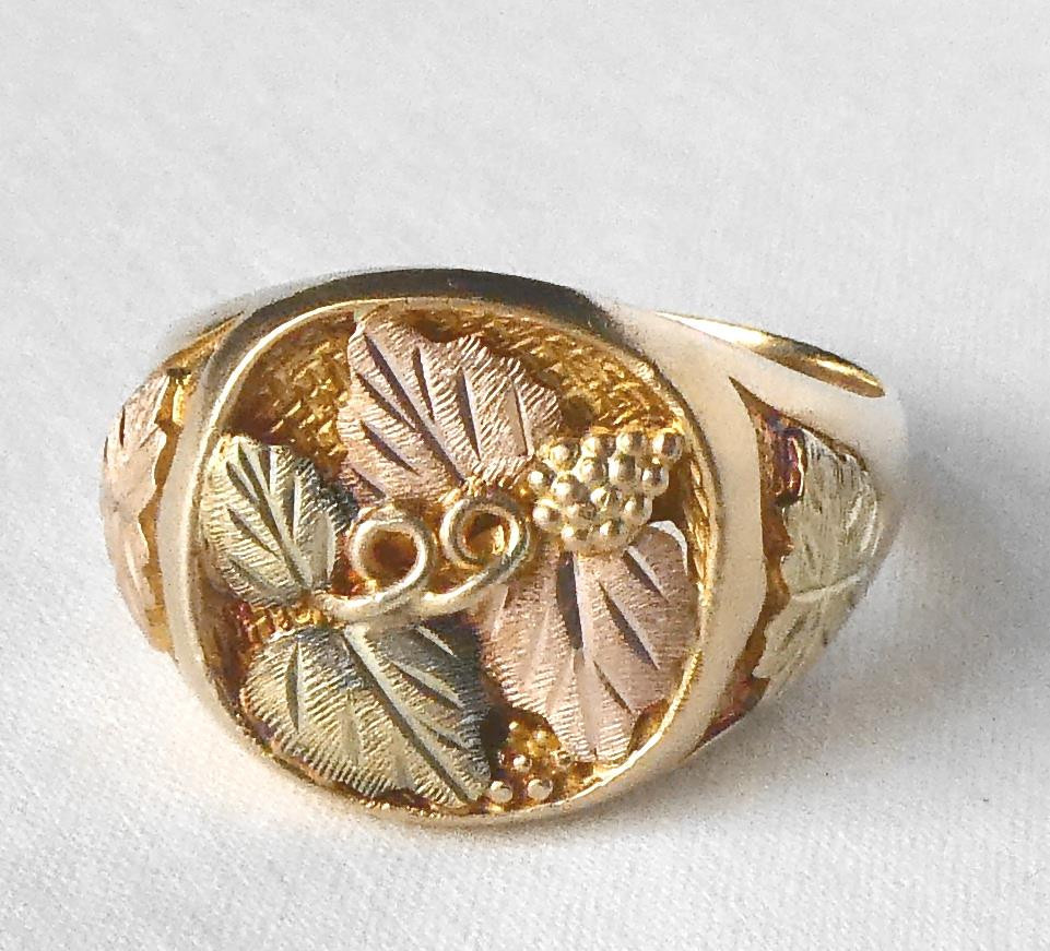 Landstrom’s Mens 10k Black Hills Gold Grape Leaf and Vine Ring 8.6gr Size 11.5
