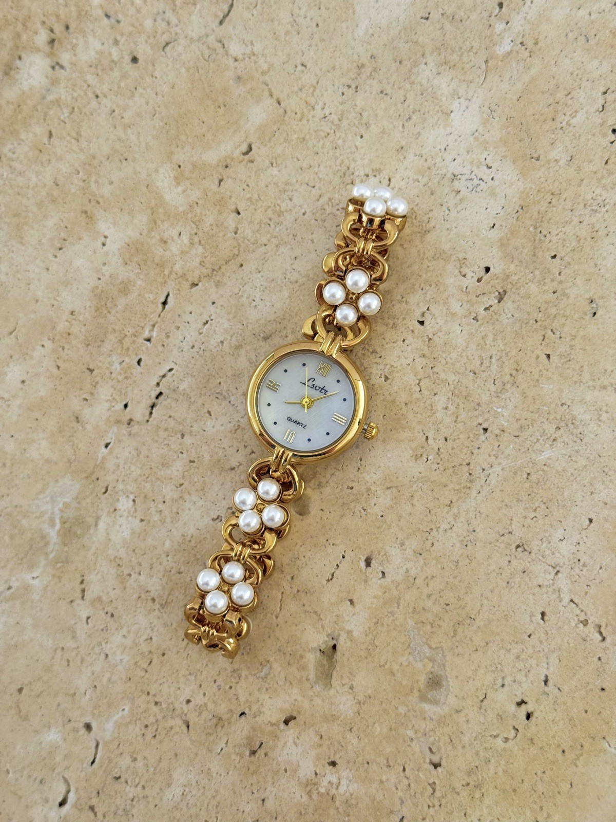 Elegant Women Pearl Watch Bracelet In Gold Tone With Minimalist Vintage Style