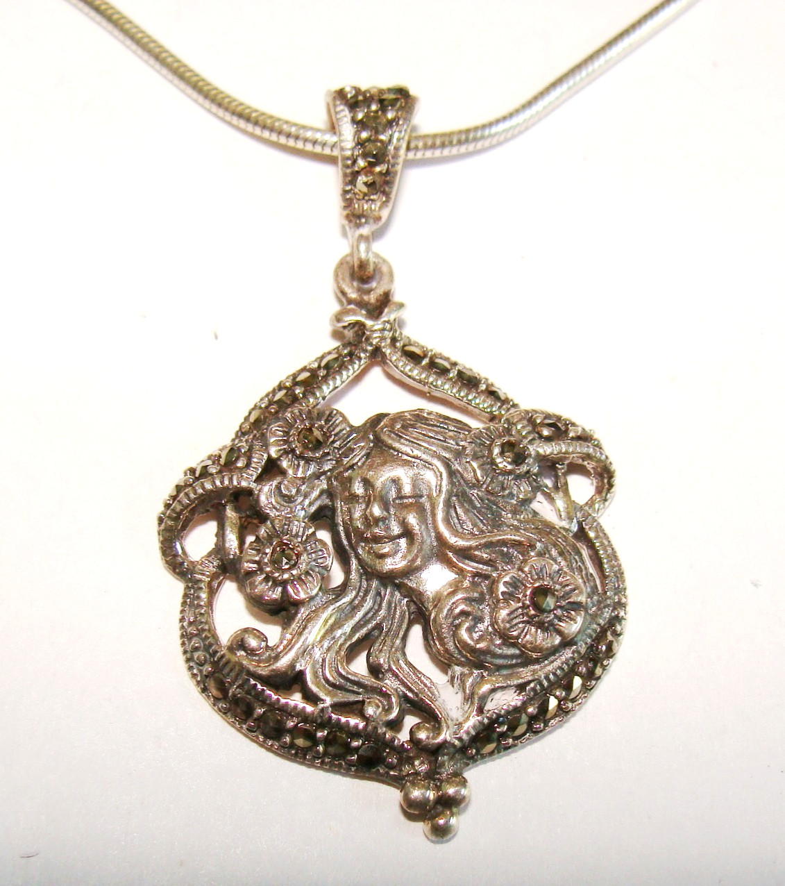 Nouveau Style 17.0g Sterling Silver Marcasite Lady Face Pendant & 18″ Necklace