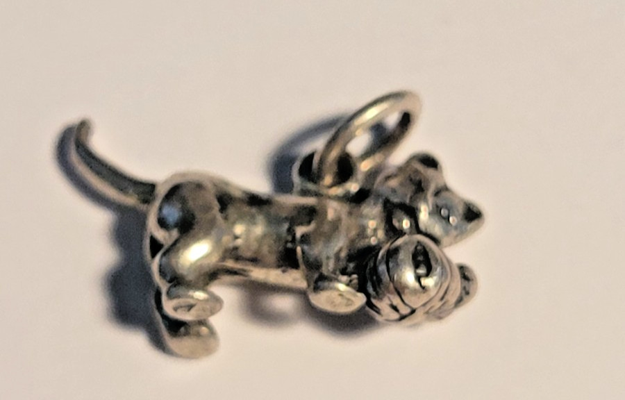 VINTAGE KITTEN PLAYING WITH YARN CHARM METALIC SILVER COLORED METAL