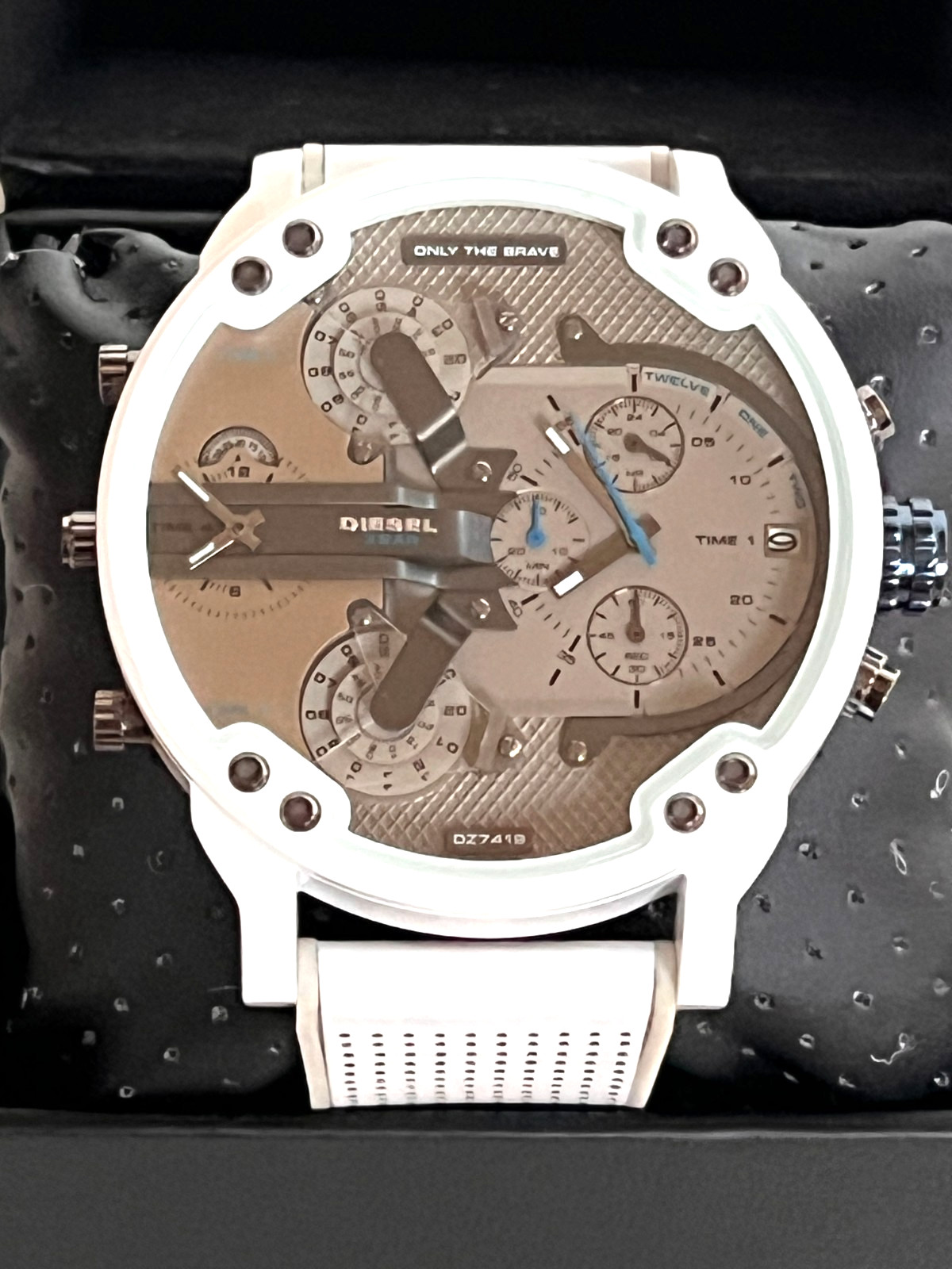 DIESEL DZ7419 men’s MR Daddy 2.0 watch with white silicone strap