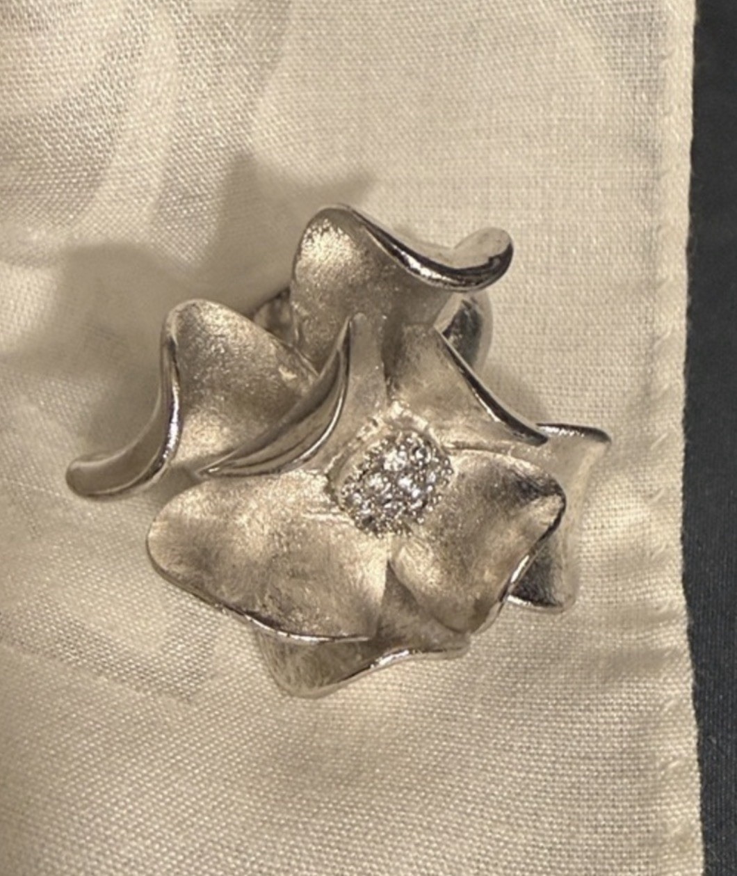 Vintage Premier Designs WHITE SILVER Magnolia Statement Ring Size Lg 10 (est)