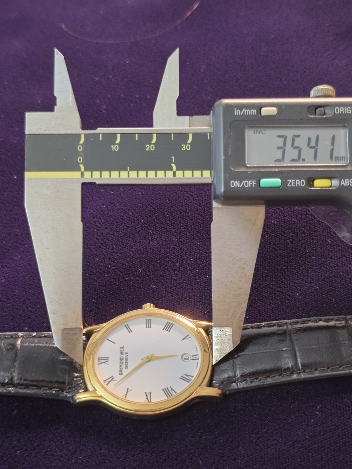 Raymond Weil Geneve 5571 Swiss ETA Roman Dial Gold Tone Watch Runs Perfect