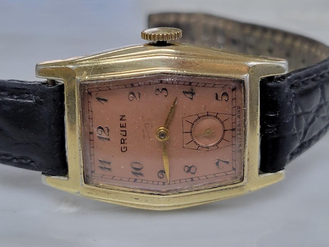 Men’s Vintage Gruen Manual Wristwatch w/ Pink Dial ~ 15 Jewels ~ 3-E291