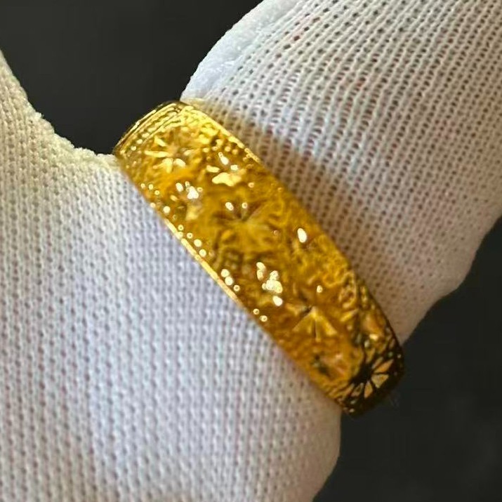 Gold-plated ? Engraved Gold-tone Ring marked ‘999’, Size 8.5 adjustable