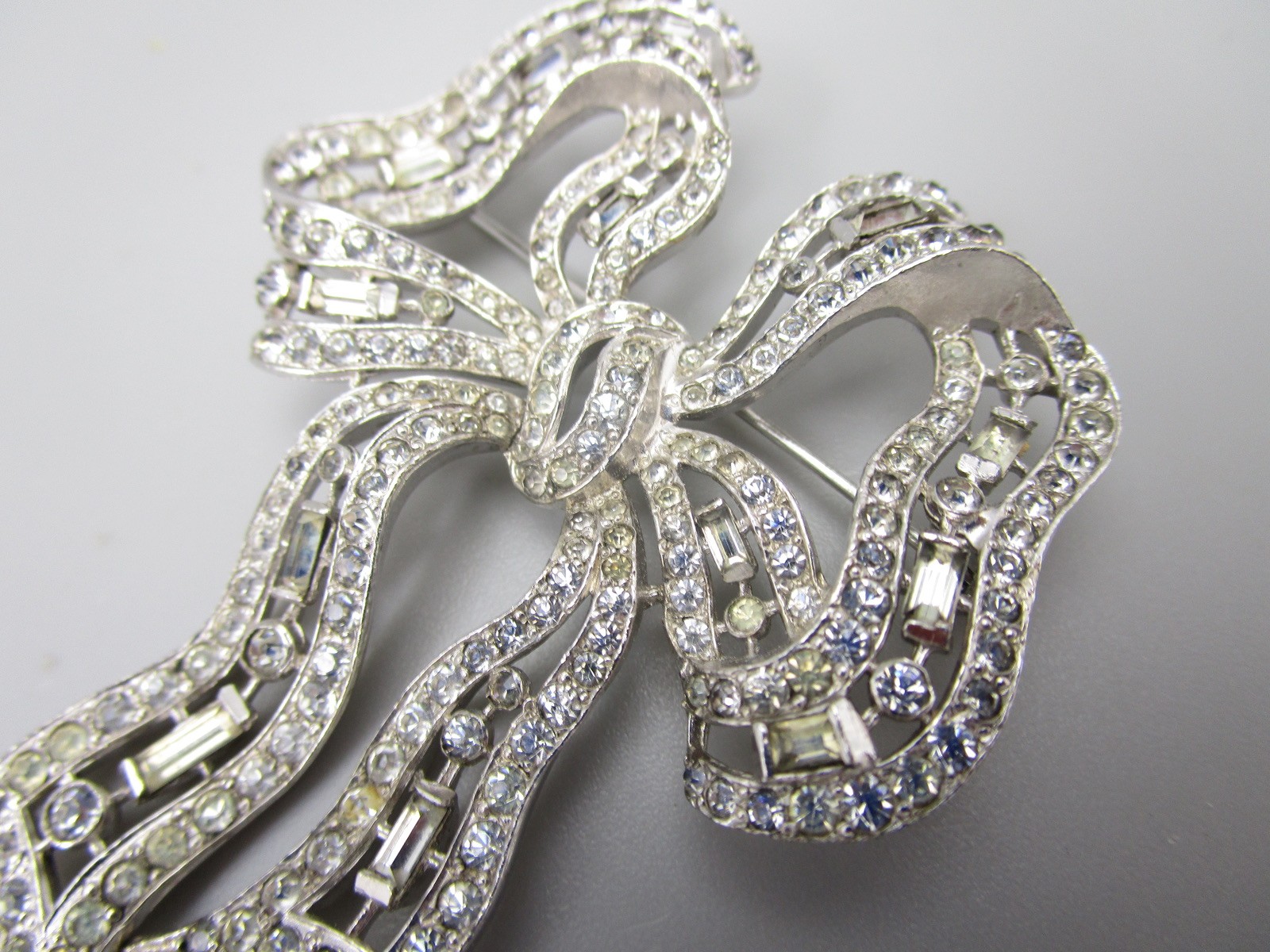 BEAUTIFUL EARLY UNSIGNED EARLY BOUCHER SILVERTONE RHINESTONE BOW BROOCH PIN