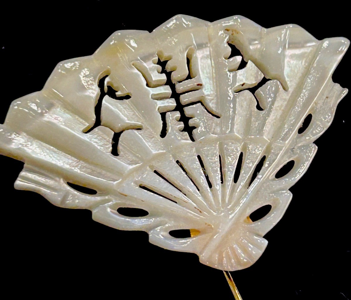 Vintage Hand Carved MOP Mother of Pearl Asian Fan Brooch Iridescent Pin 3.5”