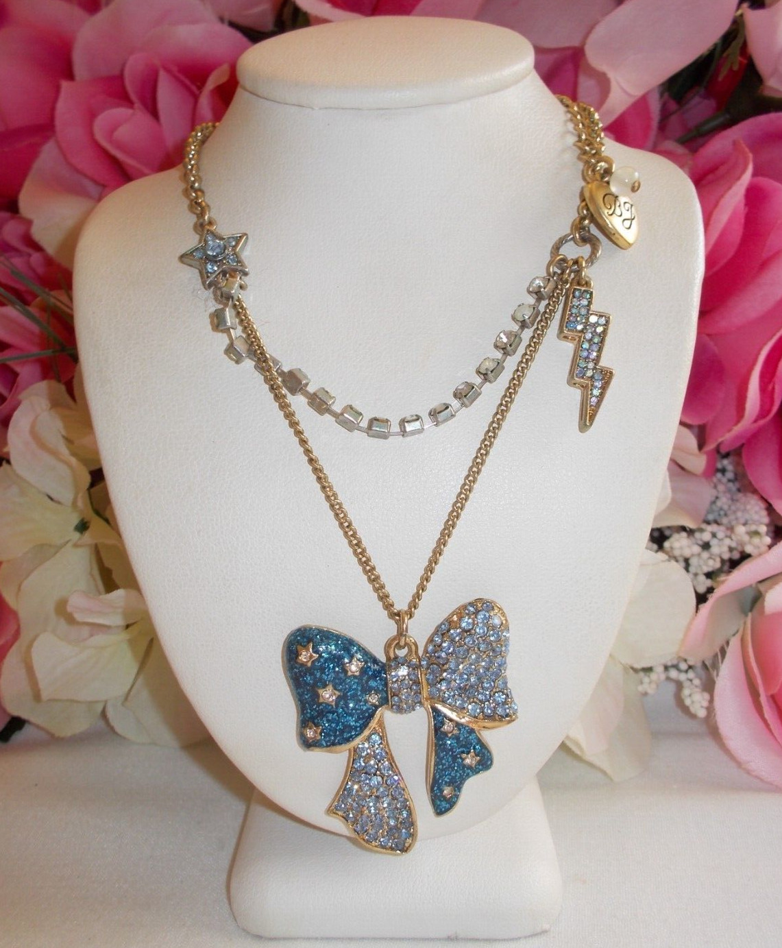 BETSEY JOHNSON LOVELY BLUE HEAVEN’S TO BETSEY PAVE CRYSTAL INLAY BOW NECKLACE
