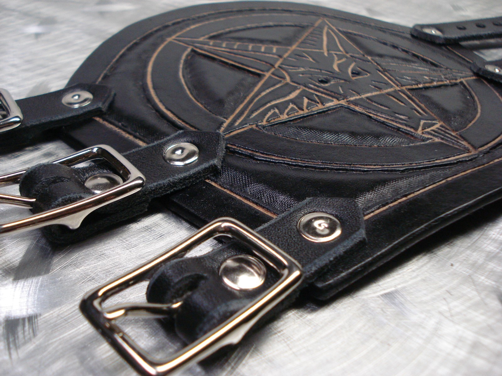 SETHERIAL.. LEATHER CARVED PENTAGRAM GAUNTLET. BLACK METAL (MDLG0329)