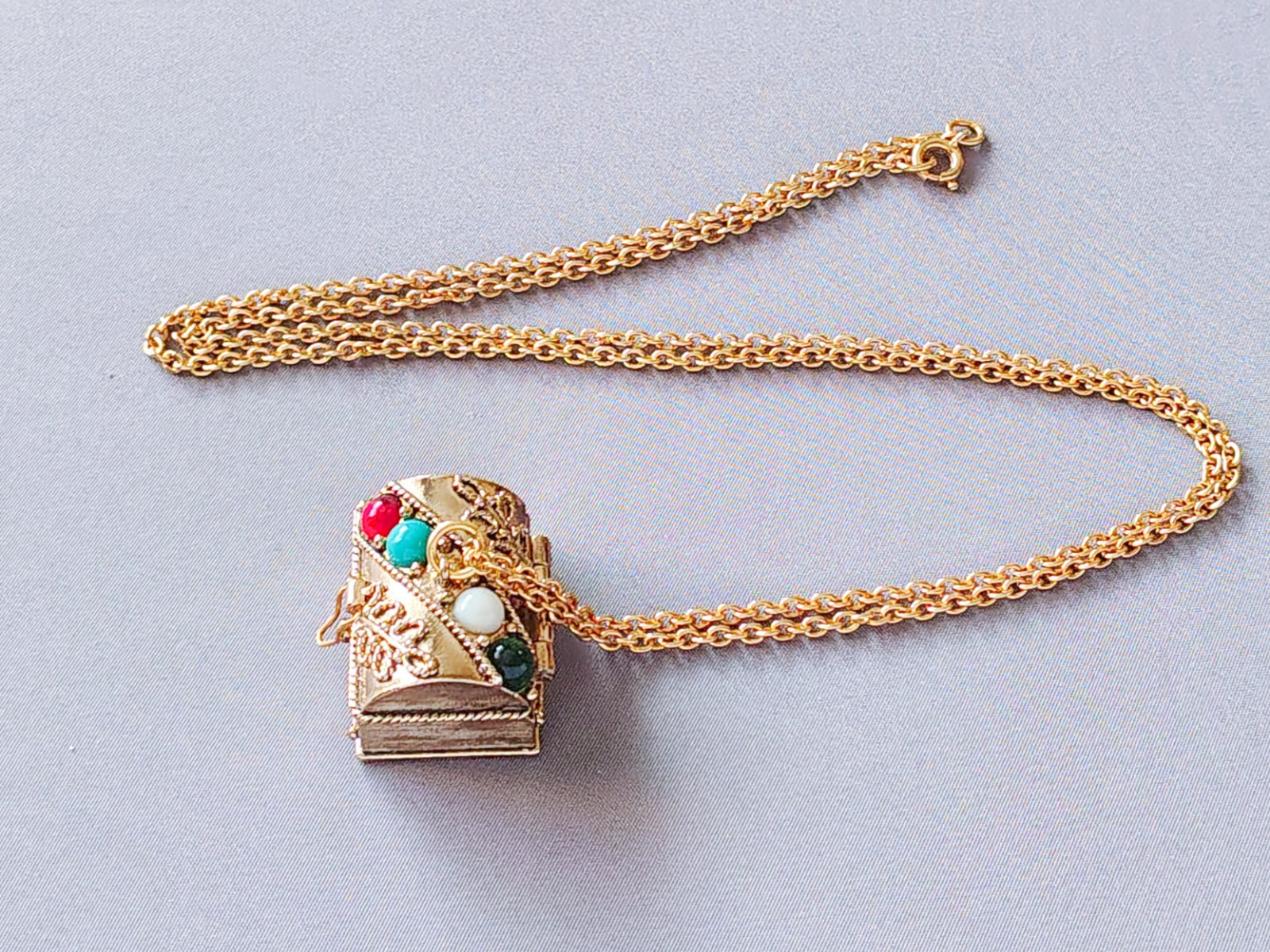 Vintage 1974 AVON ‘Queens Ransom’ Pill Box Charm Necklace IOB Treasure Chest