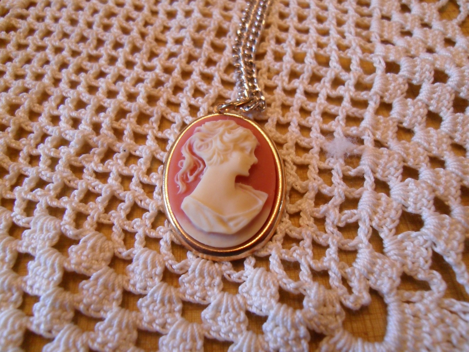VINTAGE CAMEO PENDANT & CHAIN