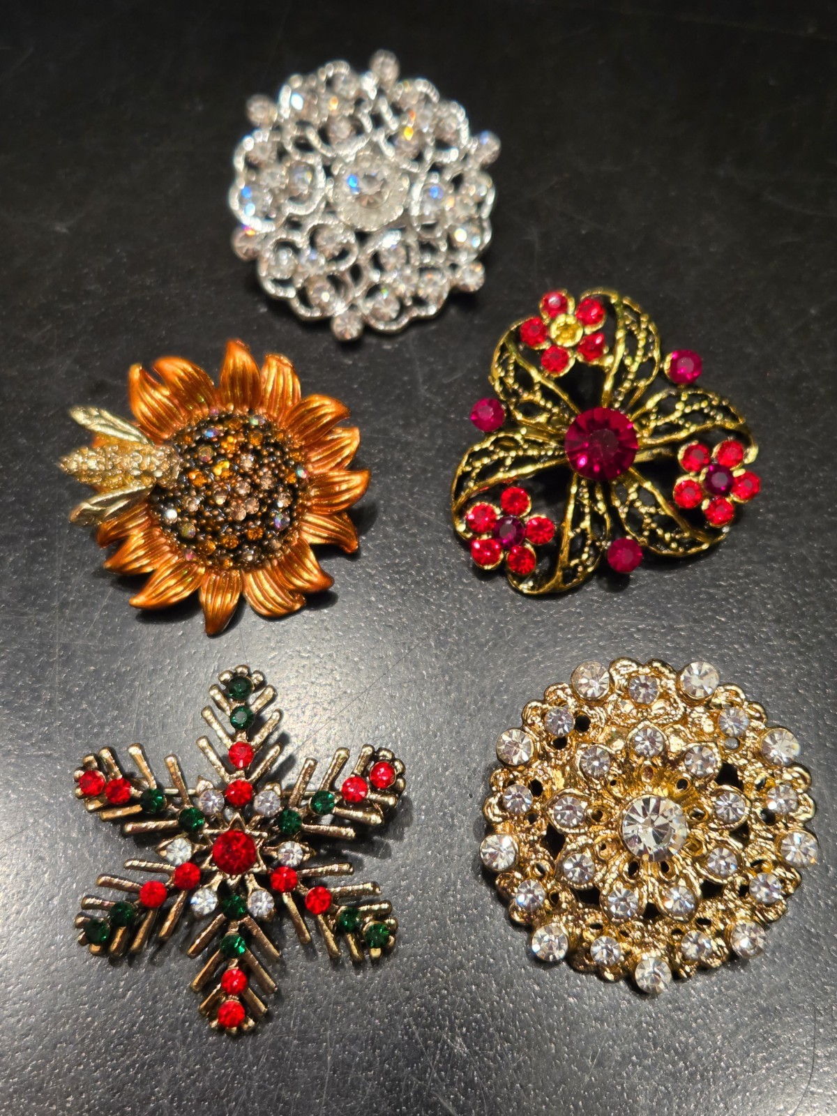 Beautiful Multicolor Rhinestone Flower Floral Bouquet Bee Brooch Lot 293-179