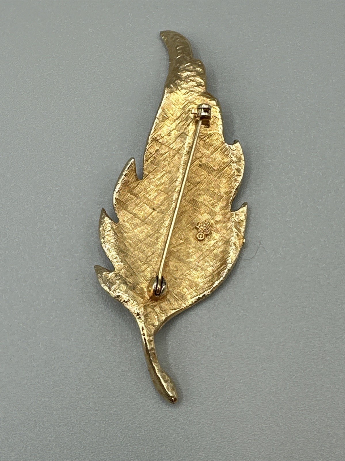 Vintage Leaf Brooch Gold Tone #885