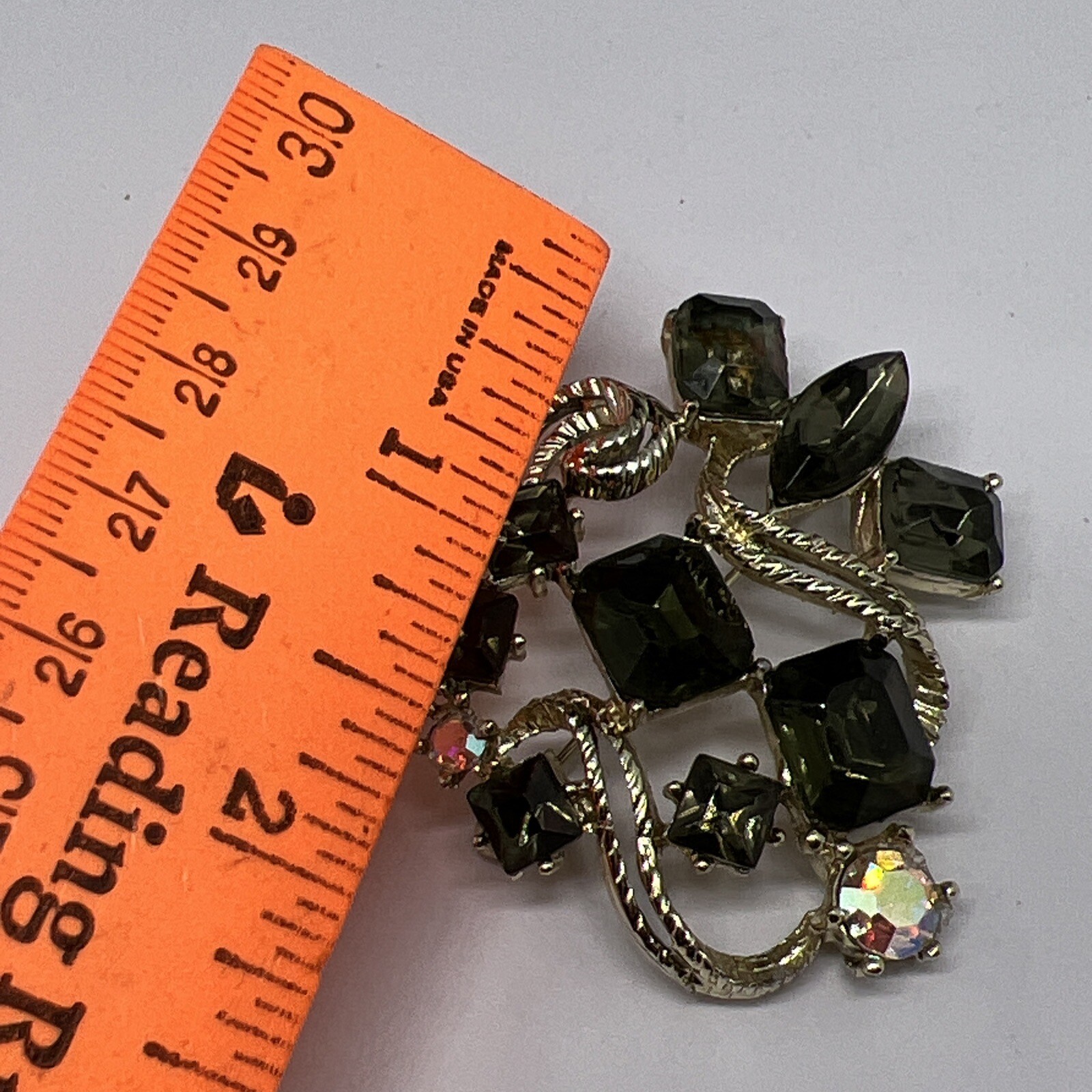 VINTAGE GREEN AB RHINESTONE GOLDTONE 1.8” BROOCH PIN (6638)