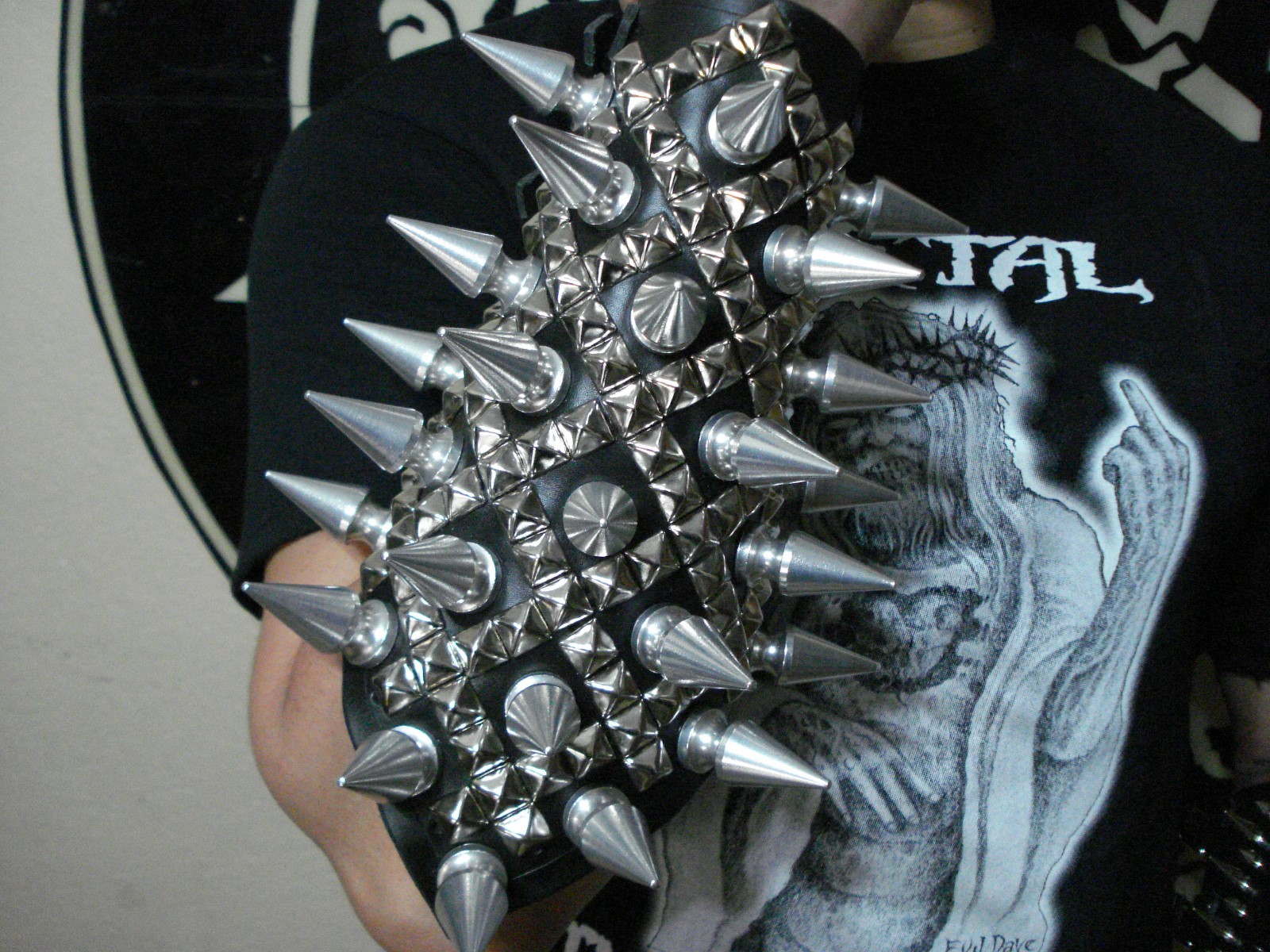 GIANT SPIKE AND STUDS GAUNTLET. DEATH METAL (MDLG0247)….. THY LIGHT