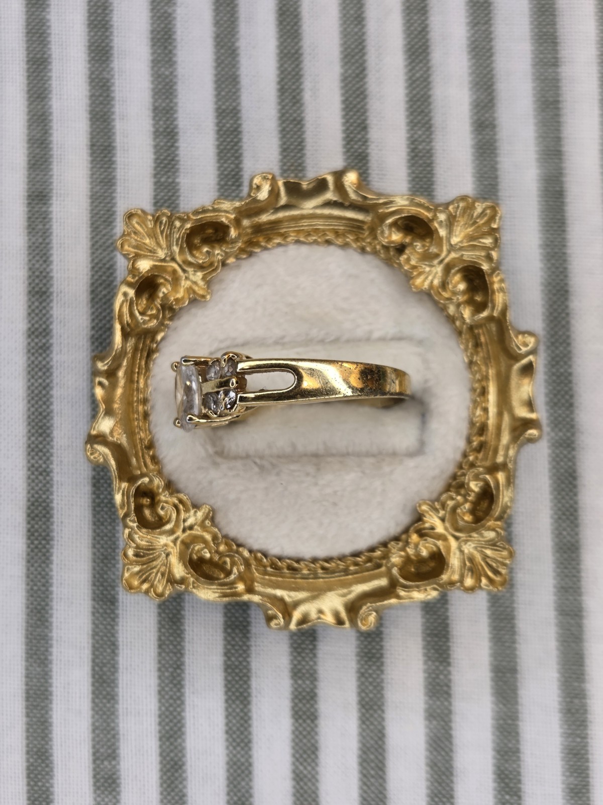 Gold Tone White Round Stone Solitaire w/ Accents Band Ring Size 9 Metal