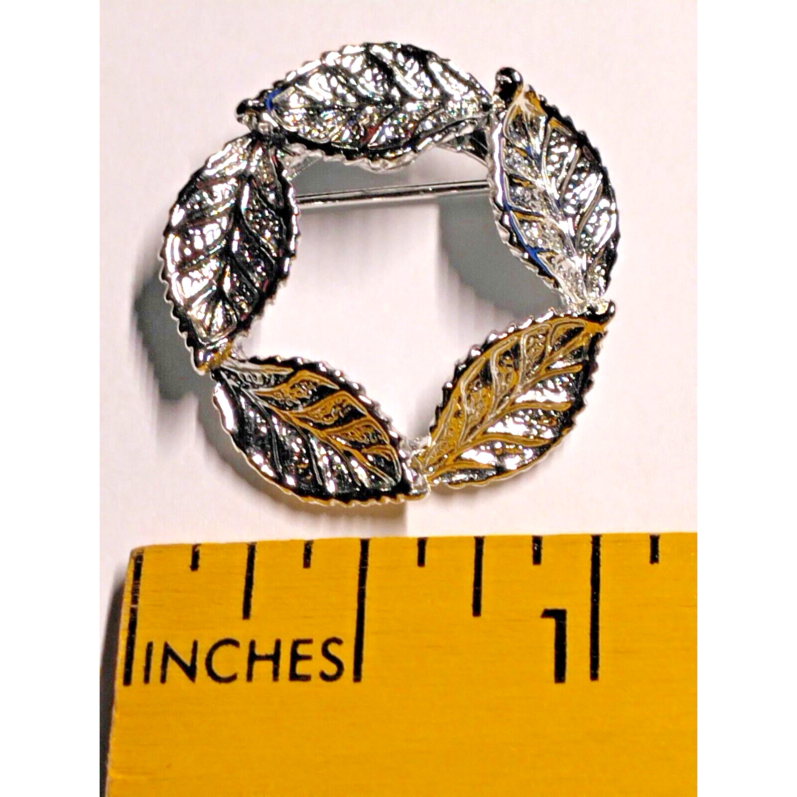 Gerry’s Silver Tone Leaf Wreath 1″ Brooch Signed Vintage Pin Ladies Jewelry