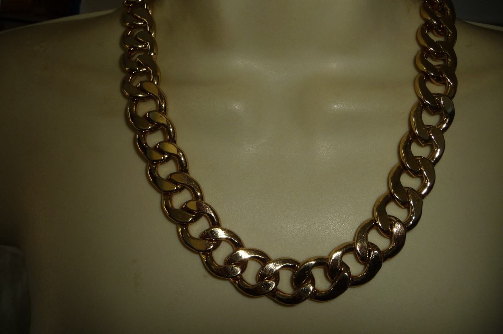 A#918X vtg NECKLACE 9″L HEAVY GOLD TONE LINKS 1/2″ W