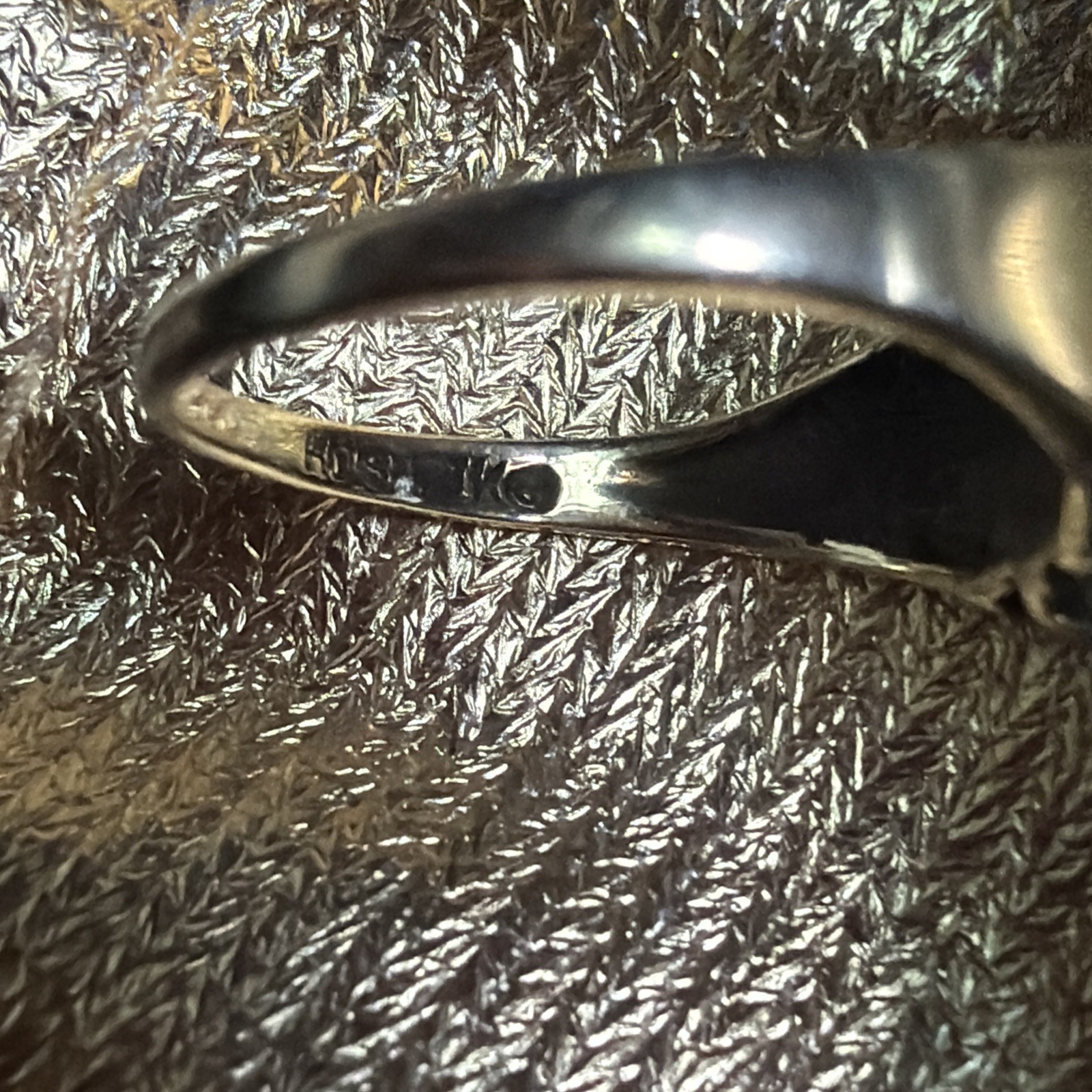 10k GOLD RING 2.4 GRAMS SIZE 6.0 INCHES