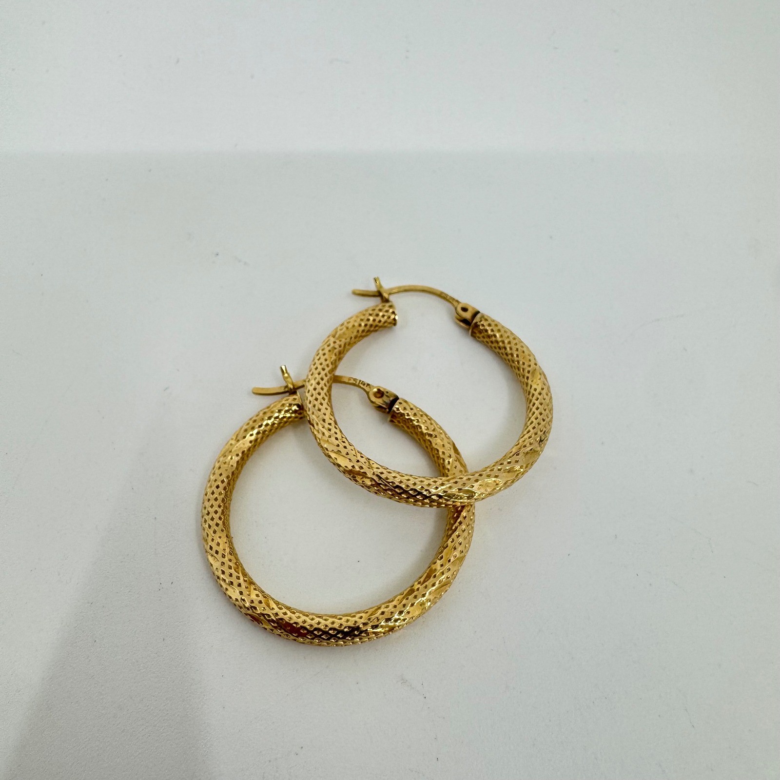 14k Yellow Gold Textured Diamond Cut Hoop Earrings 26mm Round Latch Back