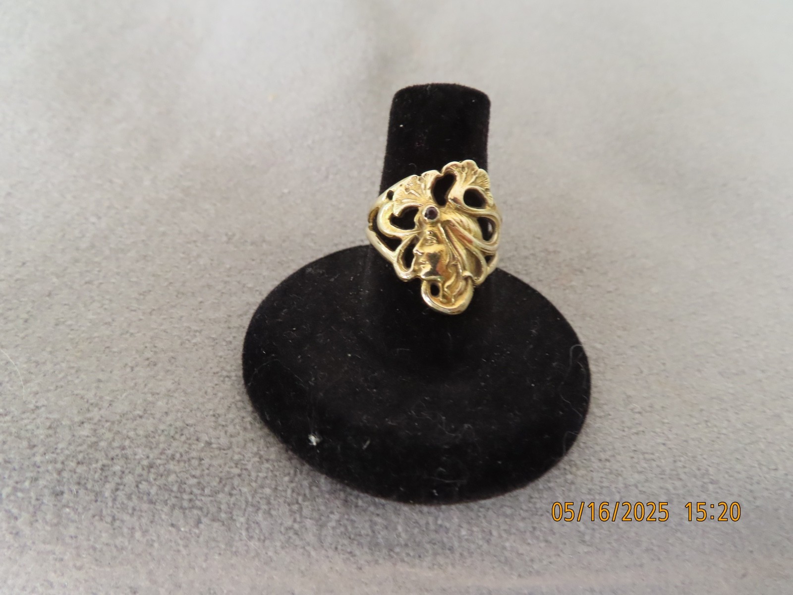 ANTIQUE ART NOUVEAU 14K GOLD RING W/LADY W/FLOWING HAIR W/ GARNET CHIP -SIZE 7.5