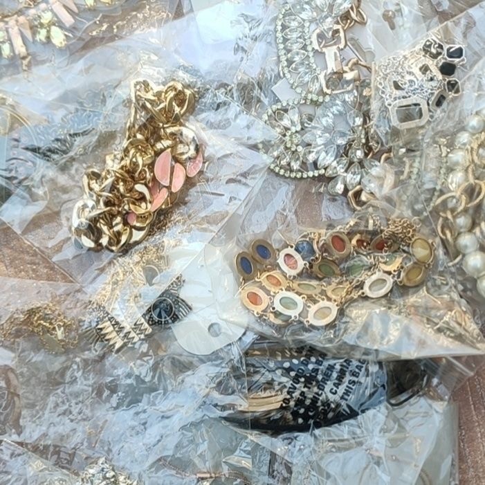 500g Random Surprise Jewelry Lot Necklaces Earrings Rings Bracelets Brooches