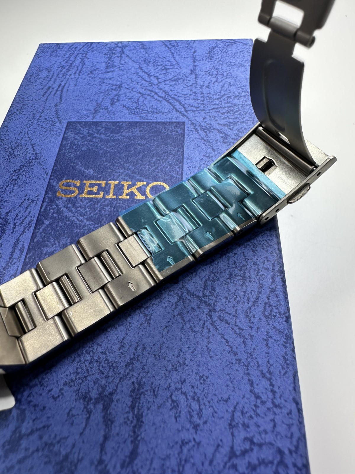 NEW SEIKO 8F32 0220 Perpetual Calendar Quartz Titanium Watch Mens Vintage