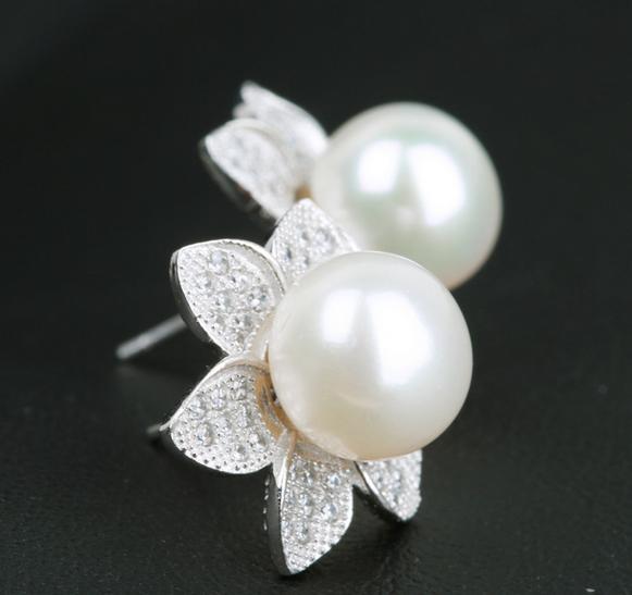 Dr. Pearl 9-10 mm White Pearl Stud Earring Sterling silver with petals shape