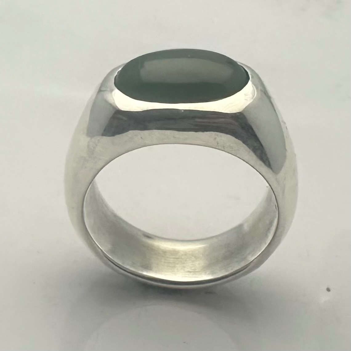 MJG STERLING SILVER MEN’S RING. 14 x 10mm OVAL GENUINE JADE. SZ 10. 18 GRAMS