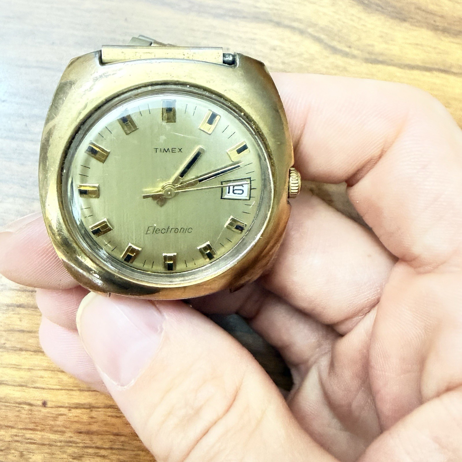 Vintage Timex Electric Dynabeat Day Date Watch Gold Color Needs Battery