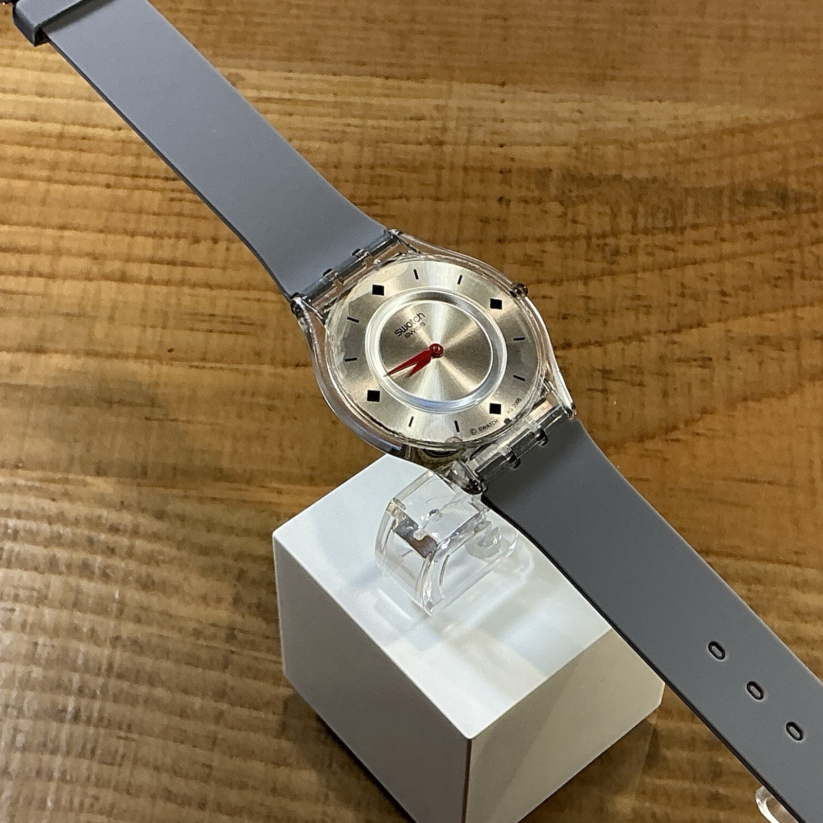 SKIN – ULTRA THIN – SILVER DIAL / RED HANDS – 34mm