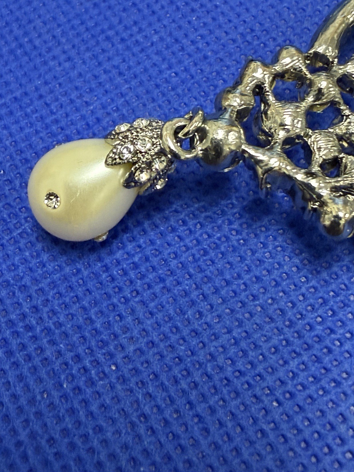 VTG SILVER TONE AB AURORA BOREALIS CLEAR RHINESTONES FAUX PEARL BROOCH PENDANT
