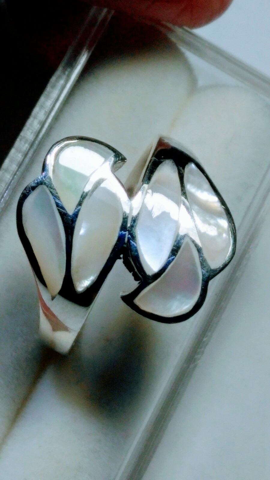 FETCHING STERLING SILVER .925 WITH MOP INLAYS DESIGNER RING IN SIZE 9.0-9.25