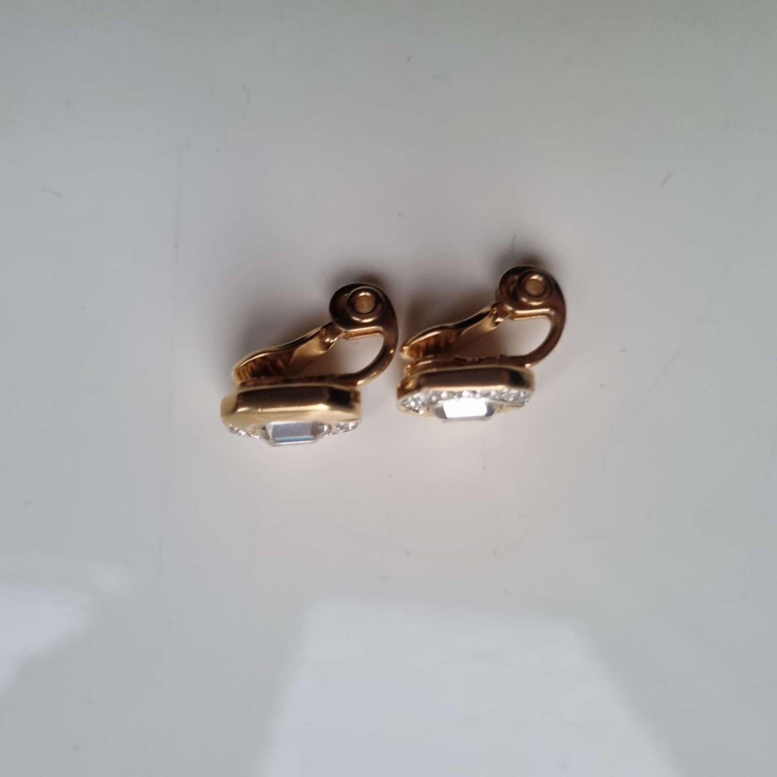 Very pretty pair of 1970’s Monet gold colour small clip on earrings (C500)