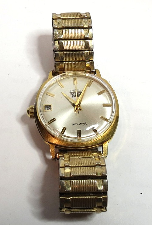 MEN’S VANTAGE BY HAMILTON 17’J STANDARD TIME 1i5 DAY/DATE GOLD TONE WRISWATCH