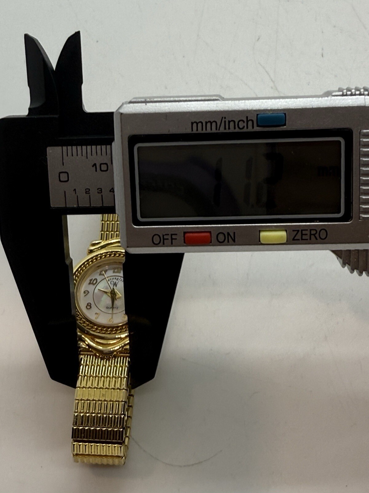 Vintage Wrangler Women’s Gold Tone Watch MOP Dial Stretch Bracelet W1264QB V377