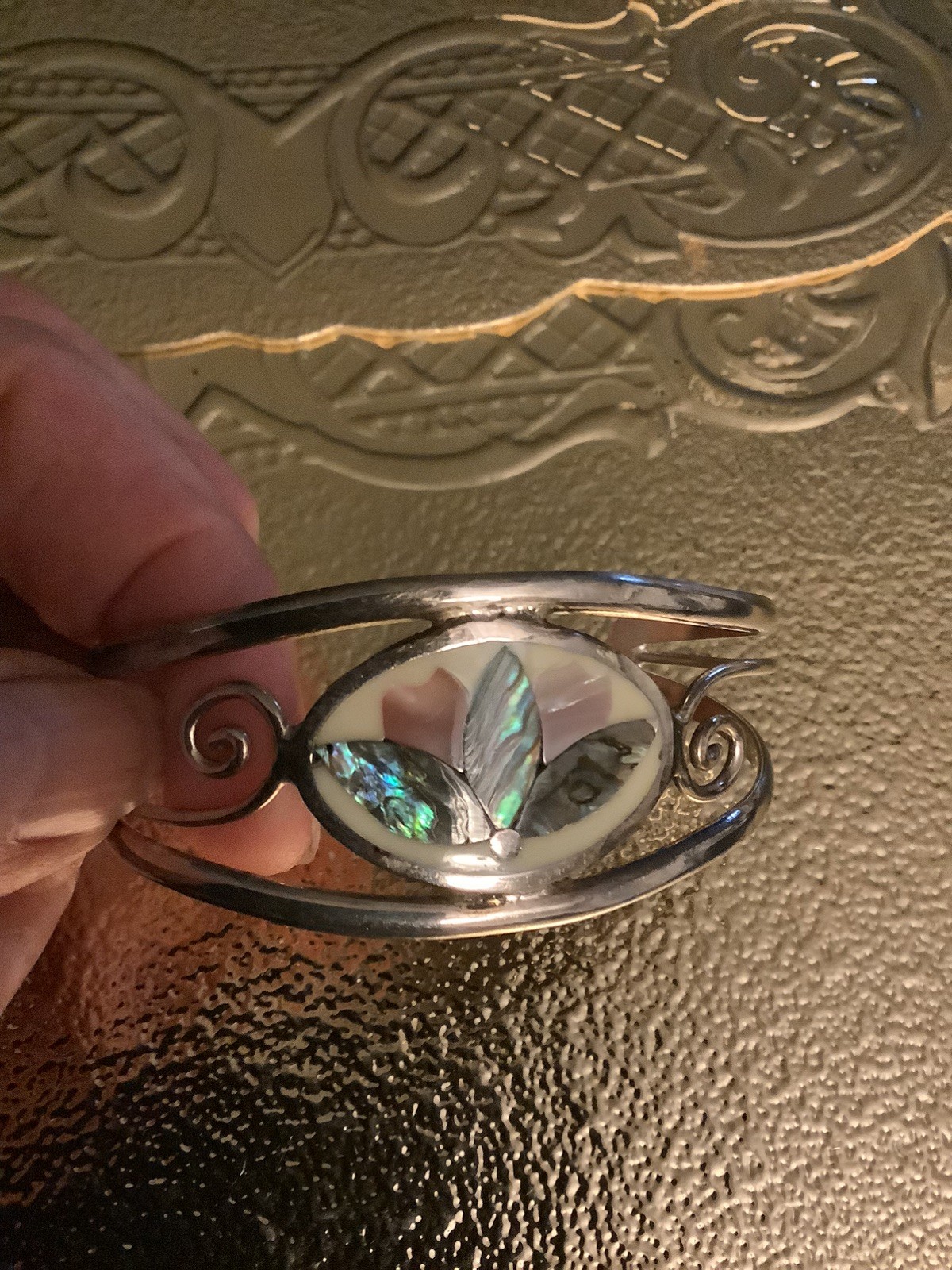 ABALONE SHELL JEWELRY 6 PIECE SET: CUFF, STRETCH BRACELET, 2 RINGS, EARRINGS