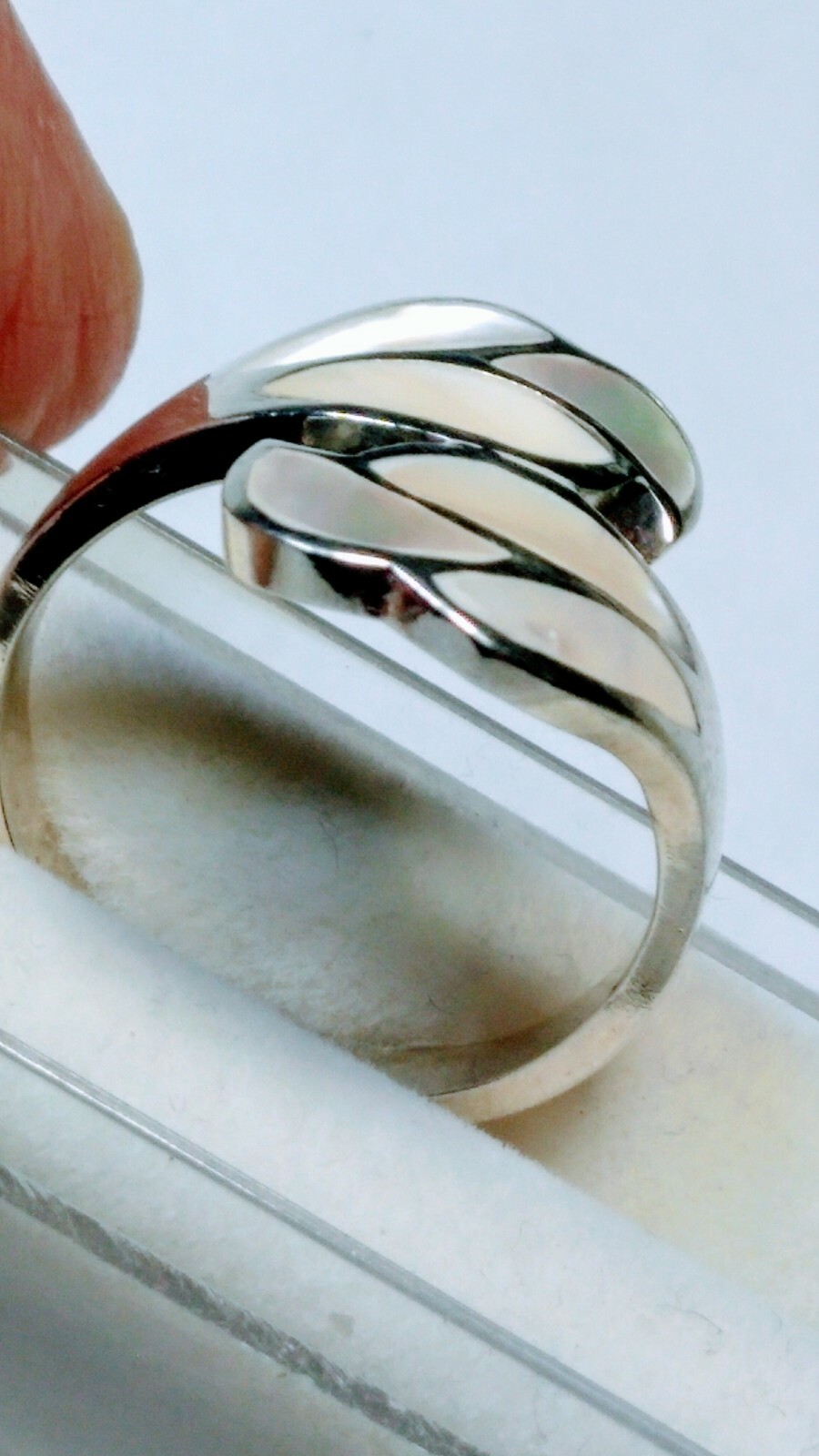 FETCHING STERLING SILVER .925 WITH MOP INLAYS DESIGNER RING IN SIZE 9.0-9.25