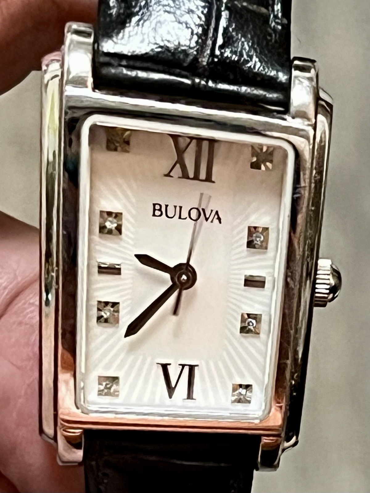 Bulova w/ Sapphire Crystal & Genuine Leather Band. Case 21.5 mm/band 6.5 Inches