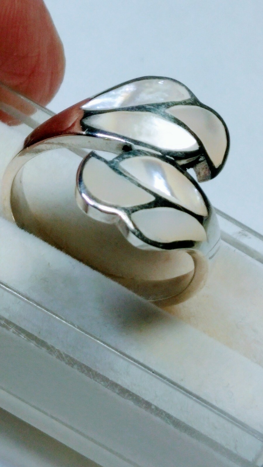 FETCHING STERLING SILVER .925 WITH MOP INLAYS DESIGNER RING IN SIZE 9.0-9.25