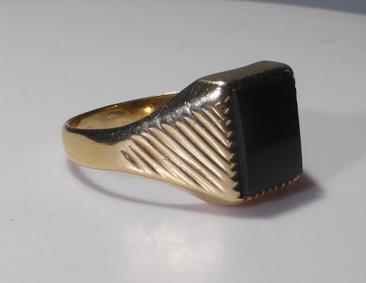 9ct Gold Signet Ring Jet UK Hallmark 1969 AJ Size T 1/2 Boxed