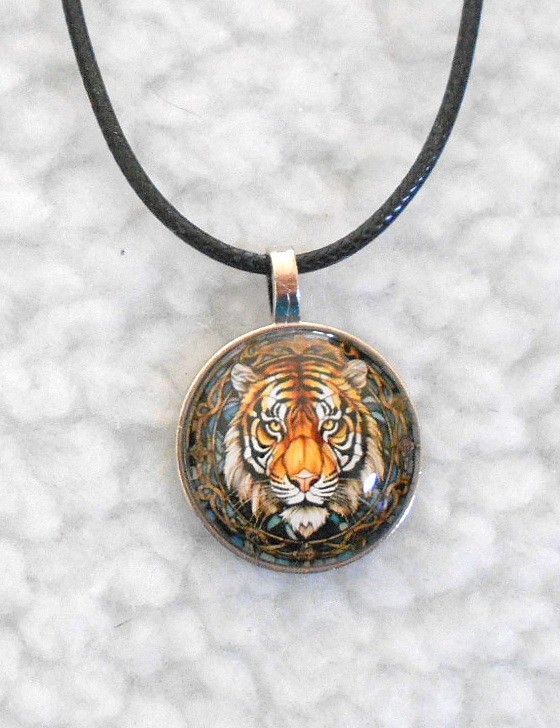 Tigers 26mm pendant, 20-21.5″, 51-55cm Adjustable Black Cord. (3C3)